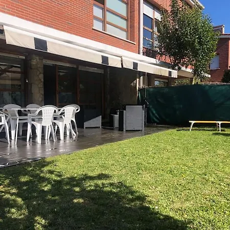 Сasa de vacaciones House With Garden 10 Min Walk To The