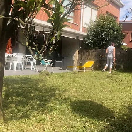 House With Garden 10 Min Walk To The *